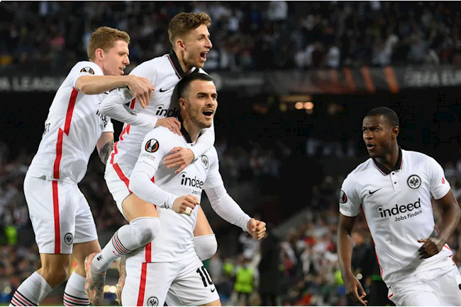 Frankfurt bất ngờ dẫn 2-0 sau hiệp 1