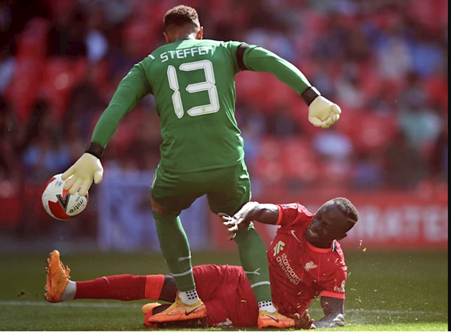 Mane ghi bàn sau sai lầm của thủ môn Man City