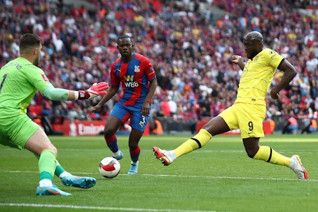 Lukaku sút ra ngoài trước gôn trống