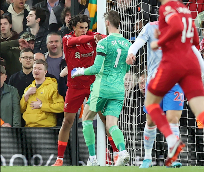 De Gea suýt choảng nhau với Alexander-Arnold