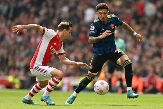 Cedric Soares khiến huyền thoại Arsenal sợ hãi