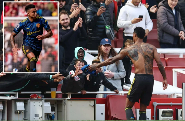 Rashford và Lingard bị chỉ trích dữ dội vì tặng áo cho NHM Arsenal