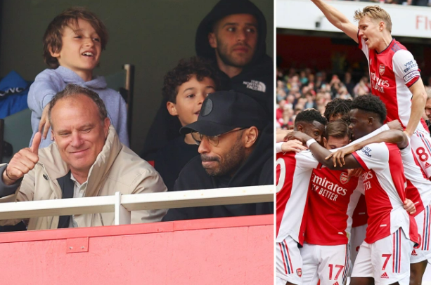Thierry Henry và Dennis Bergkamp hả hê sau chiến thắng của Arsenal trước MU