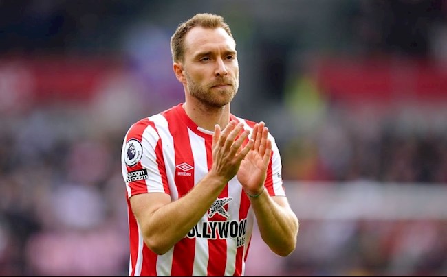 Video: Eriksen được cầu thủ Spurs ôm ấp trìu mến trước trận đấu