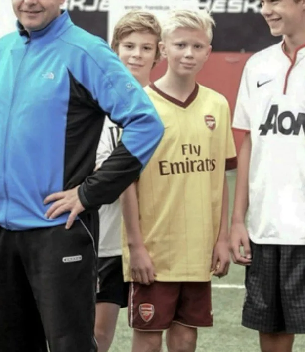 Erling Haaland gây bất ngờ với hình ảnh khoác áo Arsenal