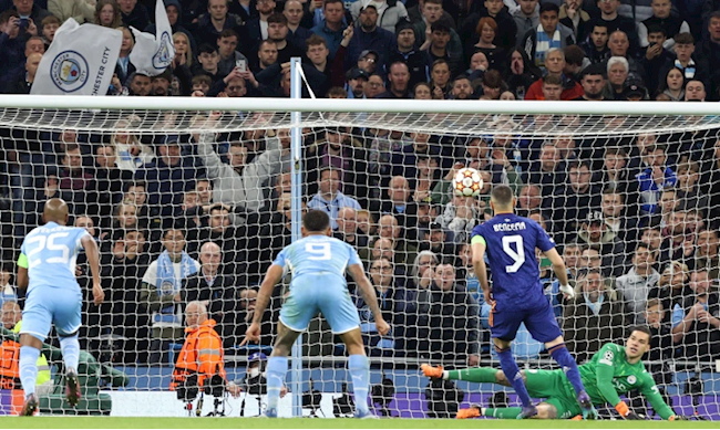 Benzema đá 11m trước Man City