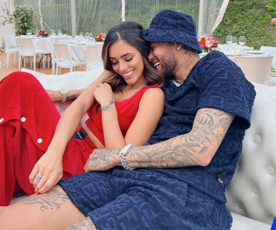 Neymar và bạn gái mở tiệc mừng PSG vô địch Ligue 1