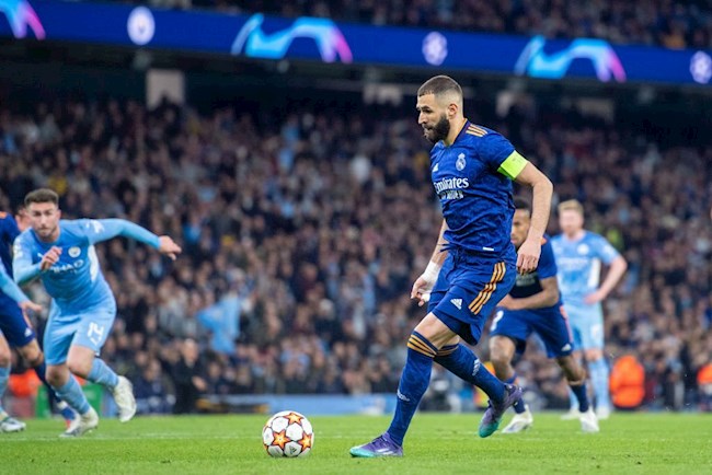 Benzema bị CĐV Man City chơi xấu