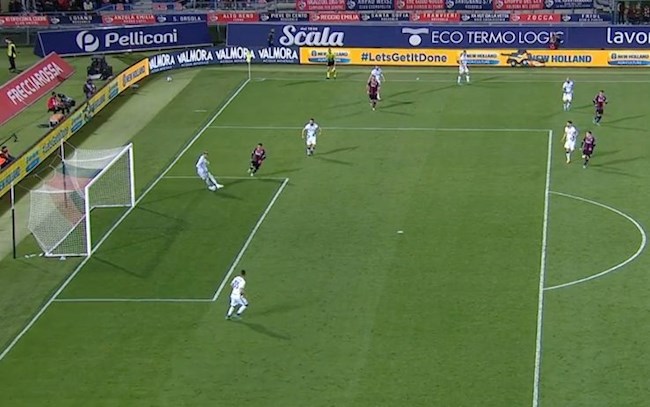Thủ môn Ionut Andrei Radu của Inter Milan mắc sai lầm không thể tha thứ trước Bologna, khiến đội nhà thất bại và đứng trước khả năng mất Scudetto.