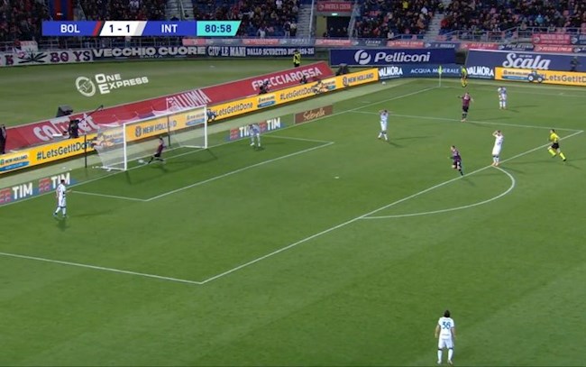 Thủ môn Ionut Andrei Radu của Inter Milan mắc sai lầm không thể tha thứ trước Bologna, khiến đội nhà thất bại và đứng trước khả năng mất Scudetto.