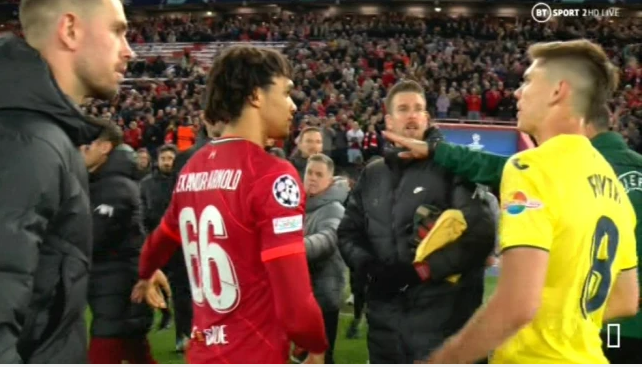 Juan Foyth đối đầu với Jurgen Klopp và các cầu thủ của Liverpool Juan Foyth đối đầu với Jurgen Klopp và các cầu thủ của Liverpool