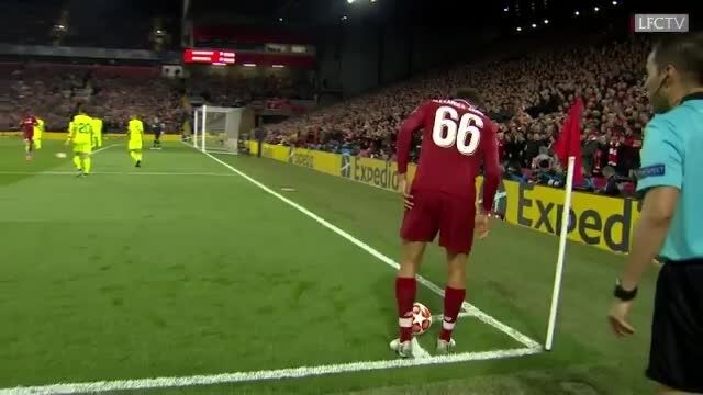 Trent Alexander-Arnold ở trận đấu với Barca