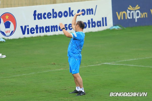 HLV Park Hang-seo thị phạm cho thủ môn U23 Việt Nam