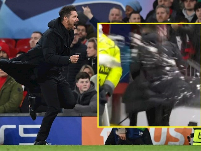 Simeone bị CĐV MU ném chai lọ vào người Simeone bị CĐV MU ném chai lọ vào người
