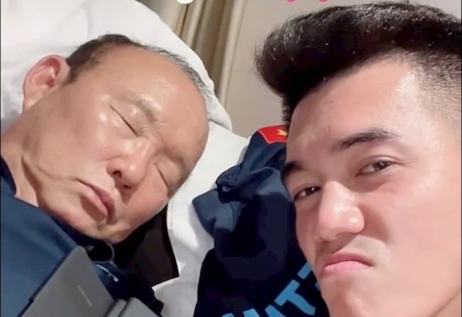 Mất cảnh giác, thầy Park bị trò cưng Tiến Linh dìm hàng lúc ngủ