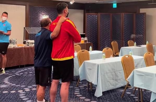 Thầy Park kiểm tra khả năng hát quốc ca của Văn Lâm