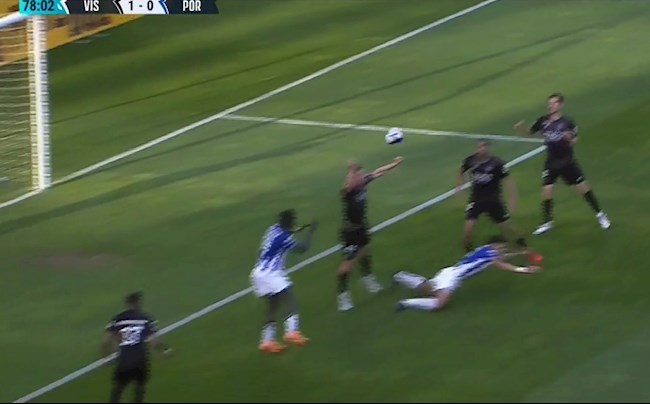 Video: Chơi bóng chuyền trong vòng cấm, 1 cầu thủ khiến đối phương nhận 2 thẻ đỏ