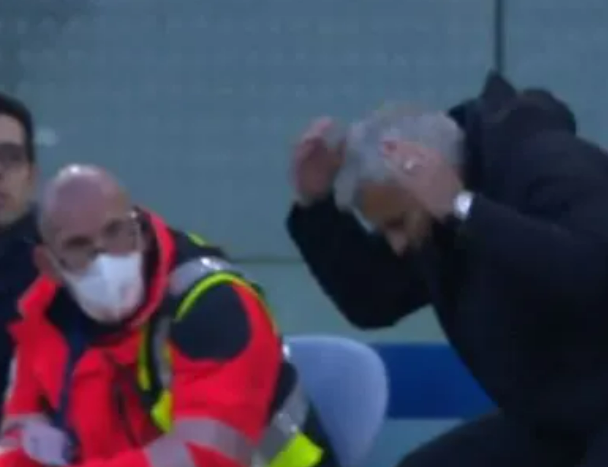 Jose Mourinho bị đau vì sự cố bất ngờ