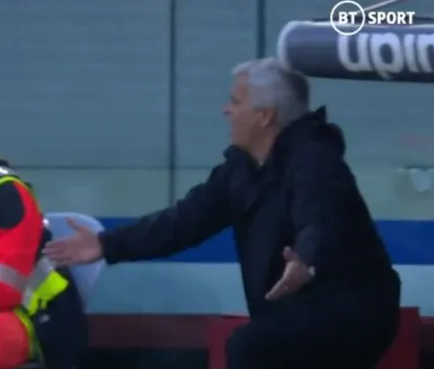 Jose Mourinho bị đau vì sự cố bất ngờ