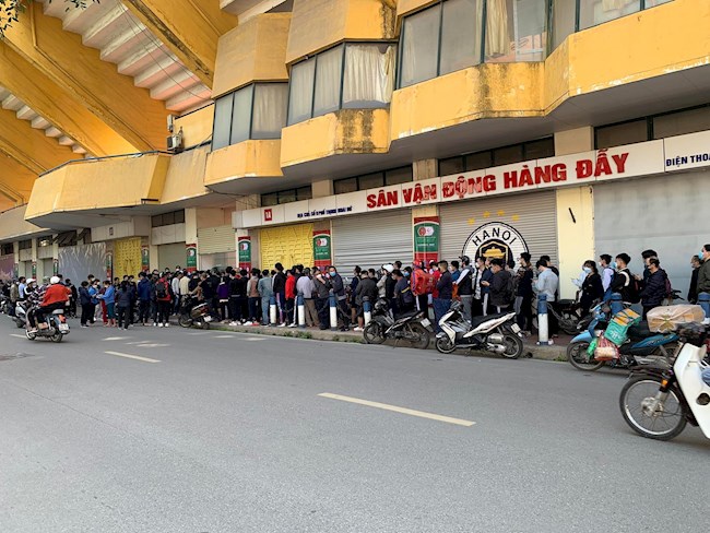 NHM xếp hàng dài chờ mua vé xem trận đấu cuối của Quang Hải