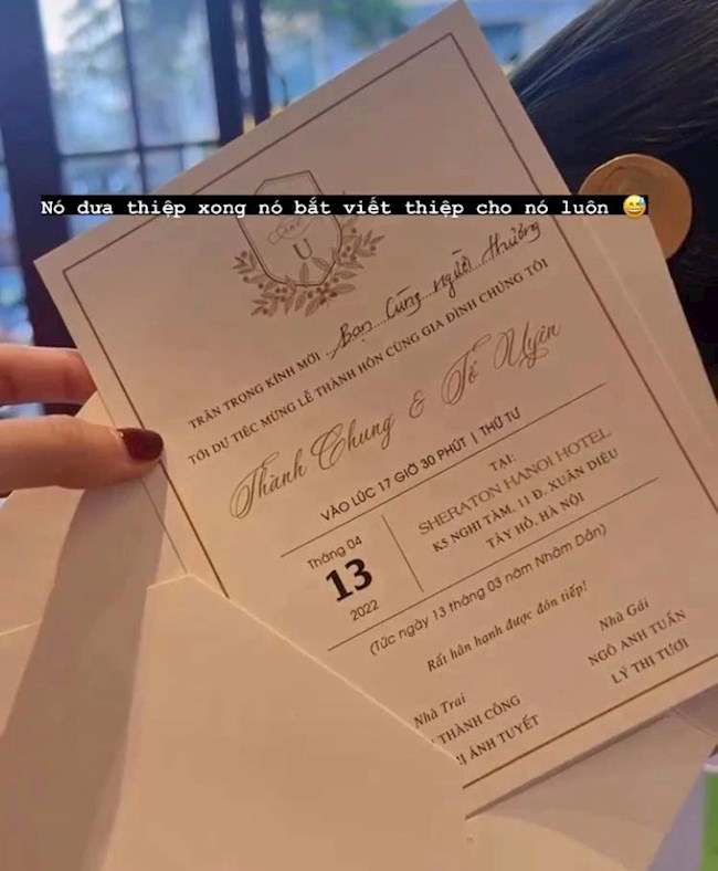 tấm thiệp hồng trên bàn Hé lộ thời điểm trung vệ Thành Chung làm đám cưới với bạn gái