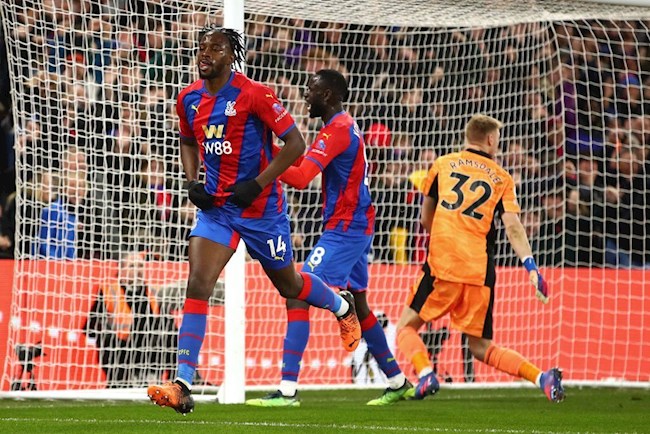 Palace vươn lên dẫn 2-0 chỉ sau hơn 20 phút thi đấu
