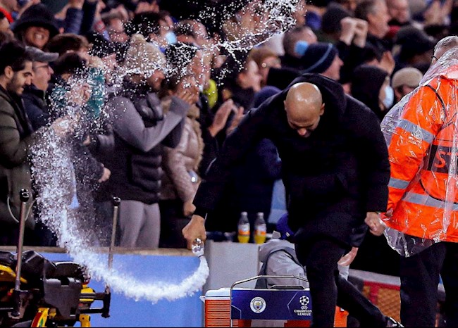 Pep ăn mừng cảm xúc sau khi De Bruyne ghi bàn