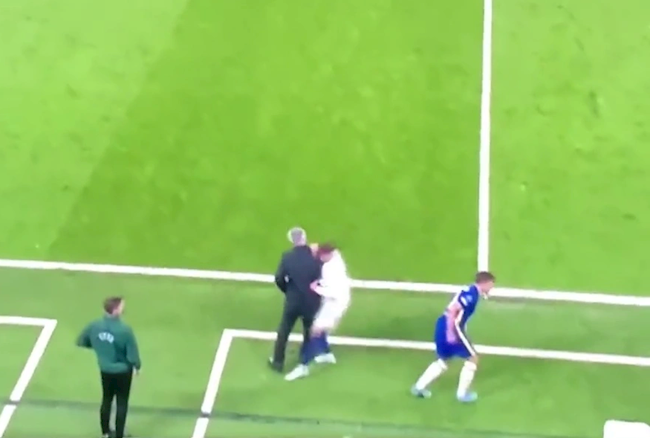 Ancelotti bị thương sau pha va chạm với Valverde