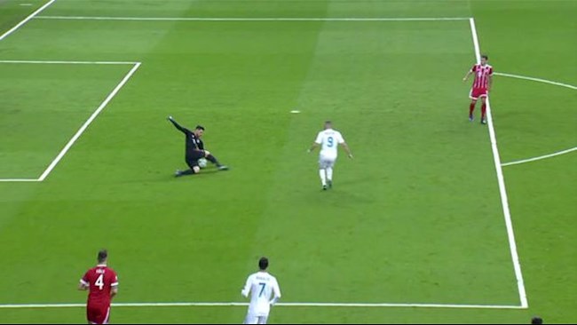 Sai lầm của Ulreich giúp Benzema mang về chiến thắng 2-1 cho Real Sai lầm của Ulreich giúp Benzema mang về chiến thắng 2-1 cho Real