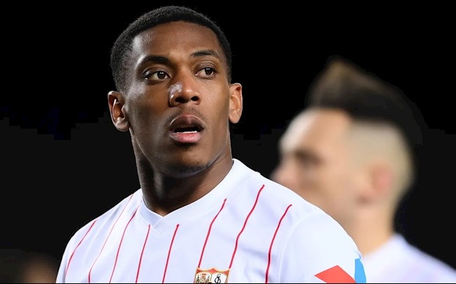 HLV Sevilla ủng hộ CĐV la ó Anthony Martial