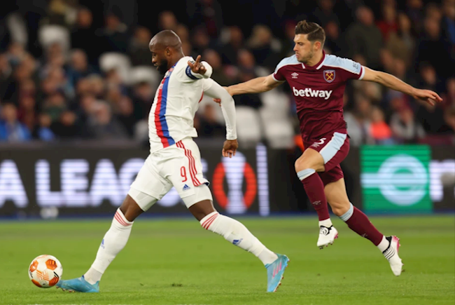 Dembele nháy mắt khi đối phương nhận thẻ đỏ