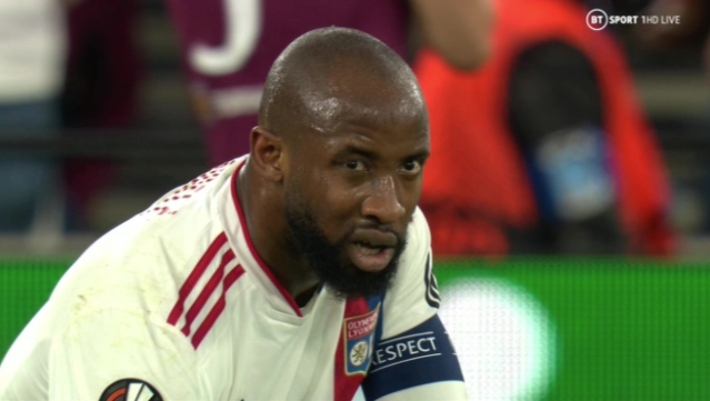 Dembele nháy mắt khi đối phương nhận thẻ đỏ