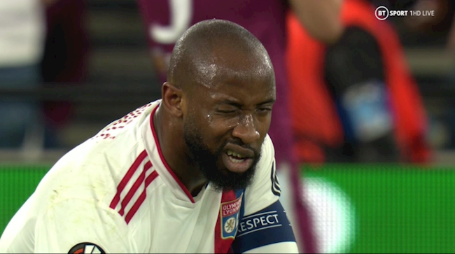 Dembele nháy mắt khi đối phương nhận thẻ đỏ