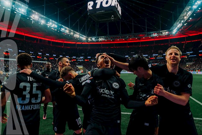 Frankfurt ăn mừng bàn mở tỷ số Frankfurt ăn mừng bàn mở tỷ số