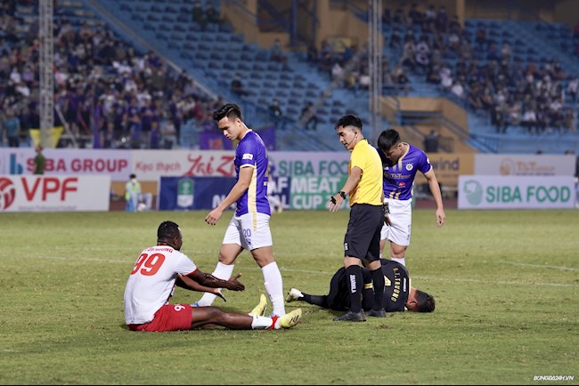Người cũ HAGL suýt gieo thêm sầu trong ngày Quang Hải chia tay Hà Nội