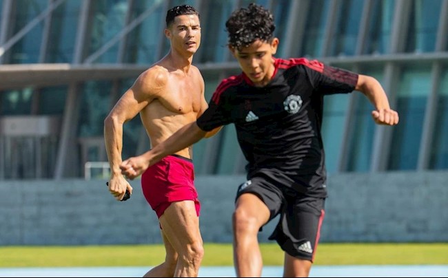 Ronaldo bảo vệ con trai trước sự công kích từ cộng đồng mạng