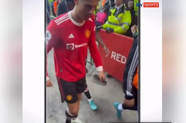 Ronaldo lên tiếng xin lỗi sau hành động ném điện thoại của fan 1