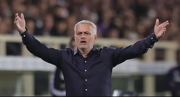 Mourinho chỉ trích trọng tài Mourinho chỉ trích trọng tài