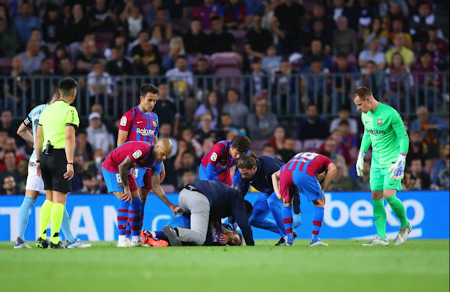 Ronald Araujo được đưa tới bệnh viện Ronald Araujo được đưa tới bệnh viện