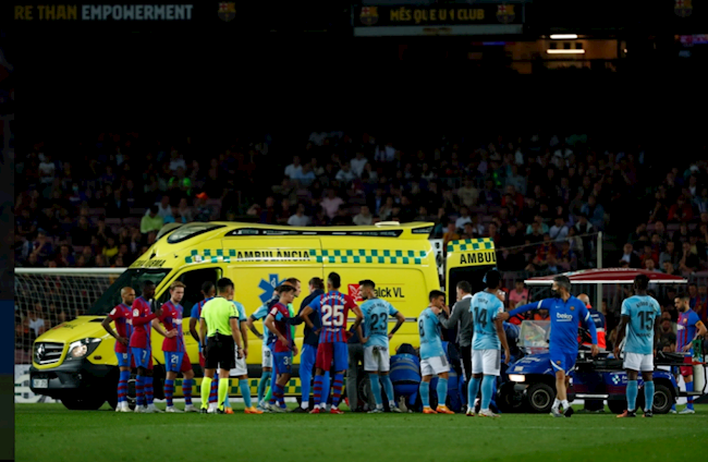 Ronald Araujo được đưa tới bệnh viện Ronald Araujo được đưa tới bệnh viện