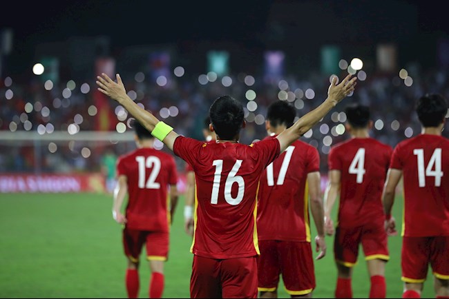 Hùng Dũng khích lệ tinh thần toàn đội trước trận gặp Malaysia