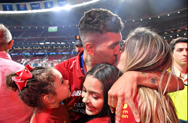 Larissa năm nay 29 tuổi, kết hôn với tiền đạo Roberto Firmino vào năm 2017, 3 năm sau khi họ bắt đầu yêu nhau. Người mẫu này đã thu hút gần 540.000 người theo dõi trên Instagram.