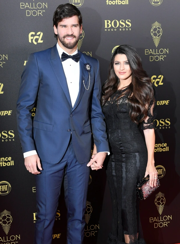 Natalia năm nay 31 tuổi, cô và thủ môn Alisson của Liverpool quen nhau vào năm 2012 và kết hôn vào năm 2015 trước khi chào đón các con Helena, Matteo và Rafael.