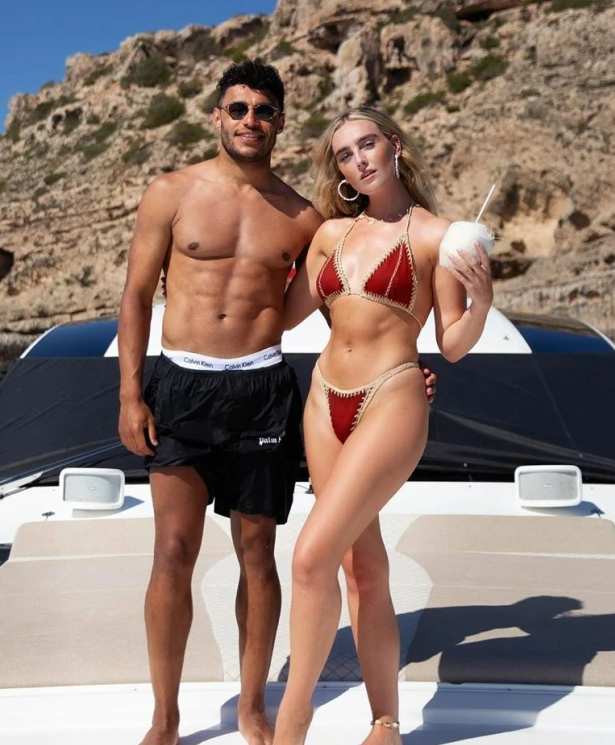 Perrie Edwards là bạn gái của tiền vệ Chamberlain bên phía Liverpool. Hai người sống hạnh phúc trong 2 năm qua, họ thường xuyên đăng ảnh hẹn hò trên trang cá nhân.