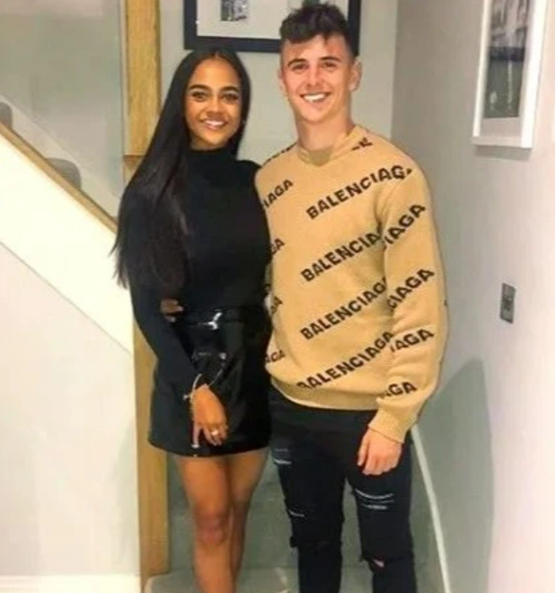 Chloe Wealleans-Watts là bạn gái của Mason Mount, cô là người mẫu có tiếng ở xứ sở sương mù. Người đẹp cũng thường xuyên đăng tải chụp cùng bạn trai đang khoác áo Chelsea lên trang cá nhân Instagram.