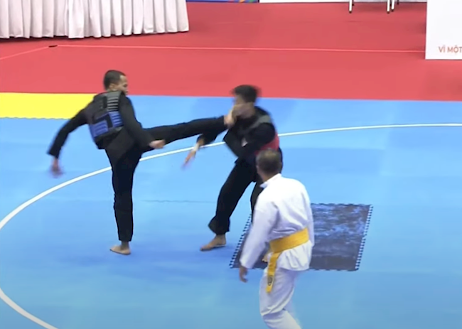 Bi hài Võ sĩ Malaysia phải đi cấp cứu vẫn đoạt HCV pencak silat hình ảnh