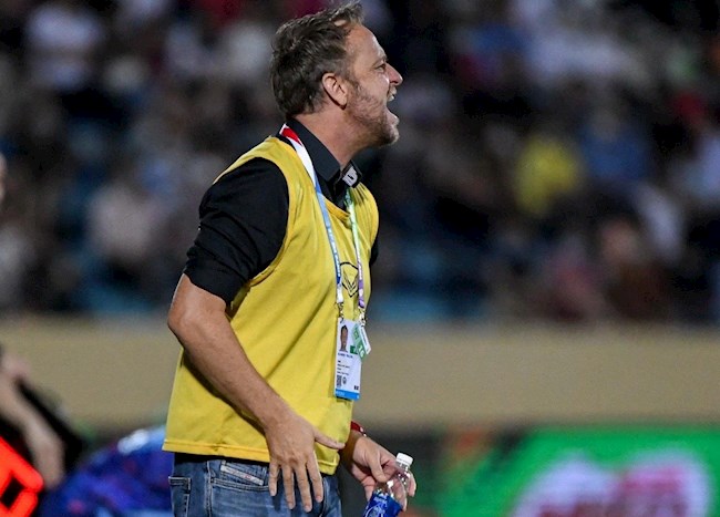 HLV Mano Polking phàn nàn về mặt sân trước thềm bán kết SEA Games