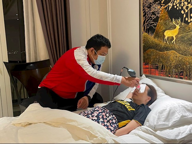 Madam Pang bị thương sau khi va chạm với cầu thủ U23 Thái Lan hình ảnh