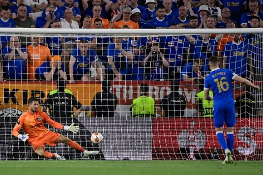 Aaron Ramsey đá hỏng 11m