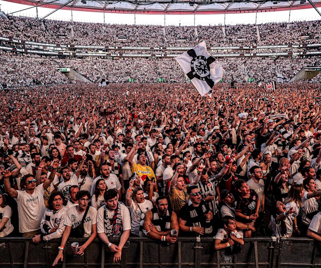 Hình ảnh đẹp từ các CĐV của Frankfurt